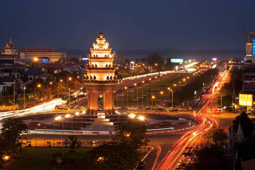 Vista notturna del Monumento all'Indipendenza a Phnom Penh
